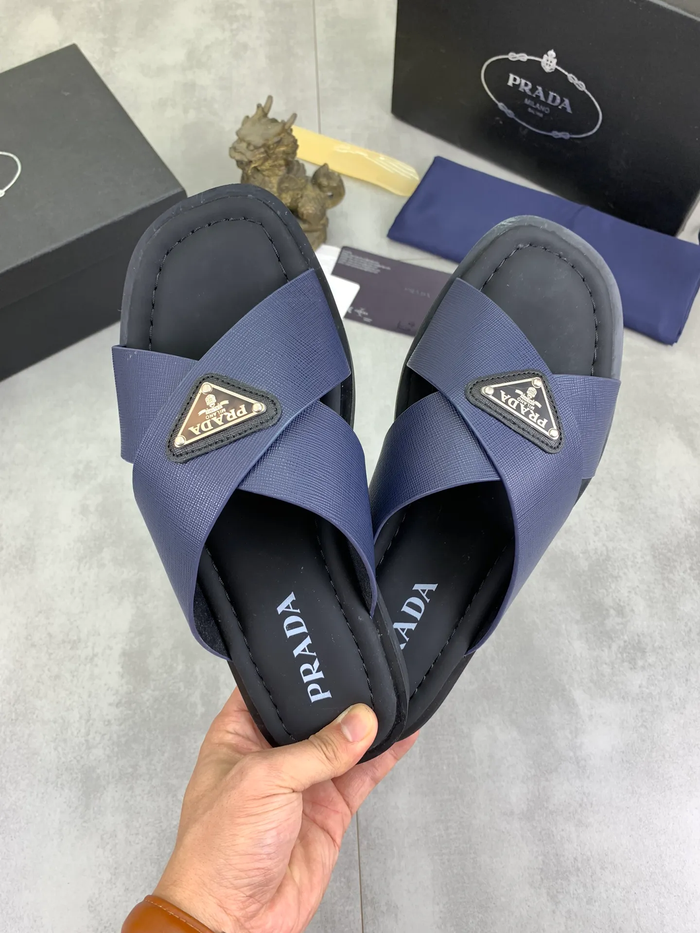 Men's shoes 💰P300💰【New style】🎁🎁🎁 PRADA Prada's new casual slippers, original official website 1:1, perfect workmanship, transmitting a kind of noble luxury, sublimating its definition of luxury in Prada's high-end extraordinary craftsmanship. Original combination outsole, code number: 38-44 (45 customized) 4️⃣colors🉑️ to choose from